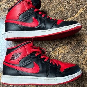 Air Jordan 1’ Mid Bred